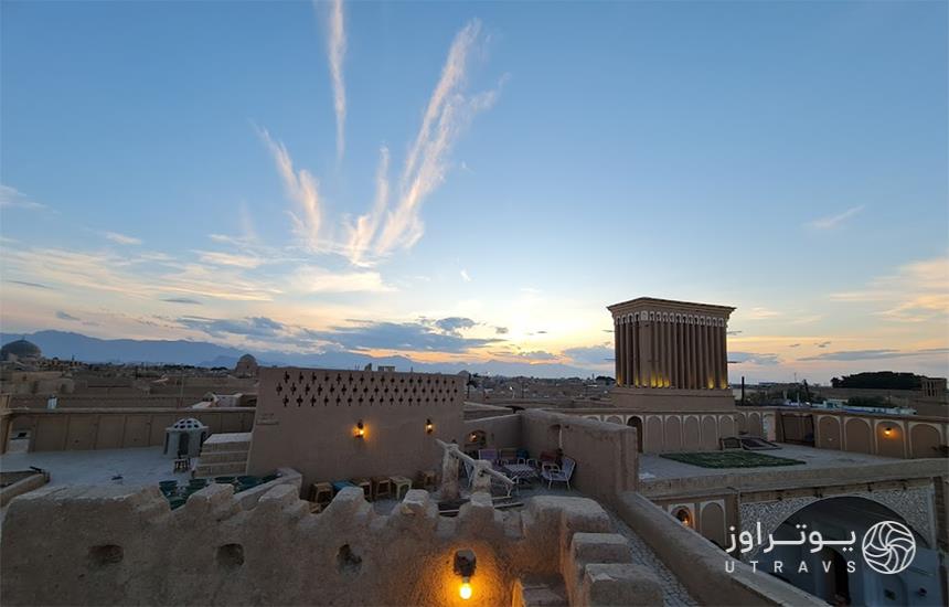 نمایی از سقف‌های کاهگلی در یزد و قسمت بالایی یک بادگیر